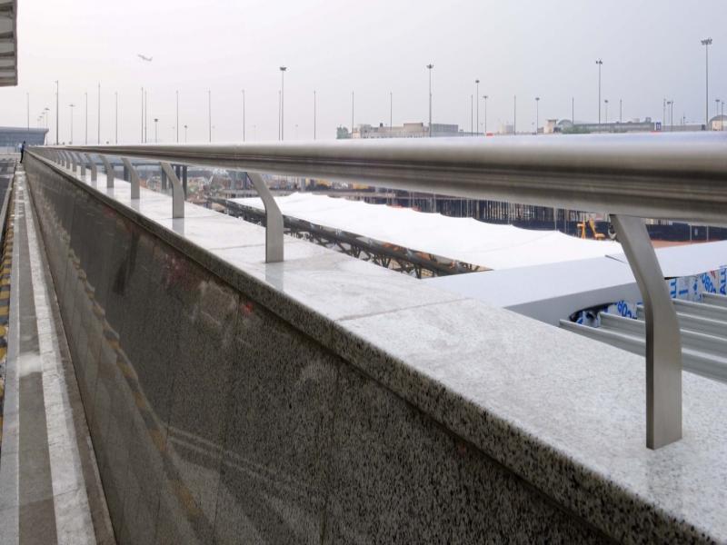 PARAPET RAILING: Stainless steel top rail connected with angular stems. Ideal solution for roof tops boundary walls.